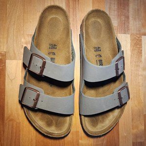 Birkenstock Arizona in Stone - Unisex - 42 Regular/Wide